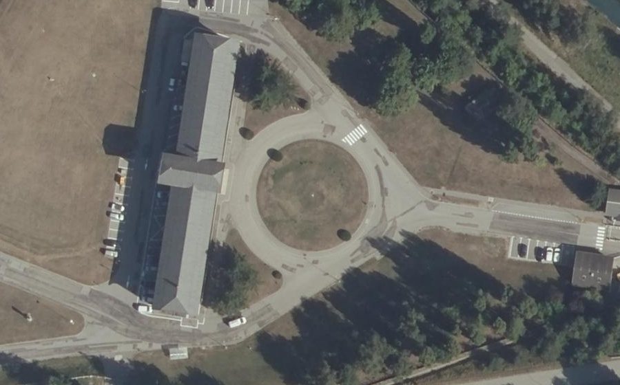 Vue aérienne du Rond-point anonyme n°95847659