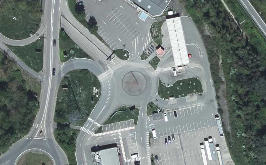 Vue aérienne du Rond-point anonyme n°95852485