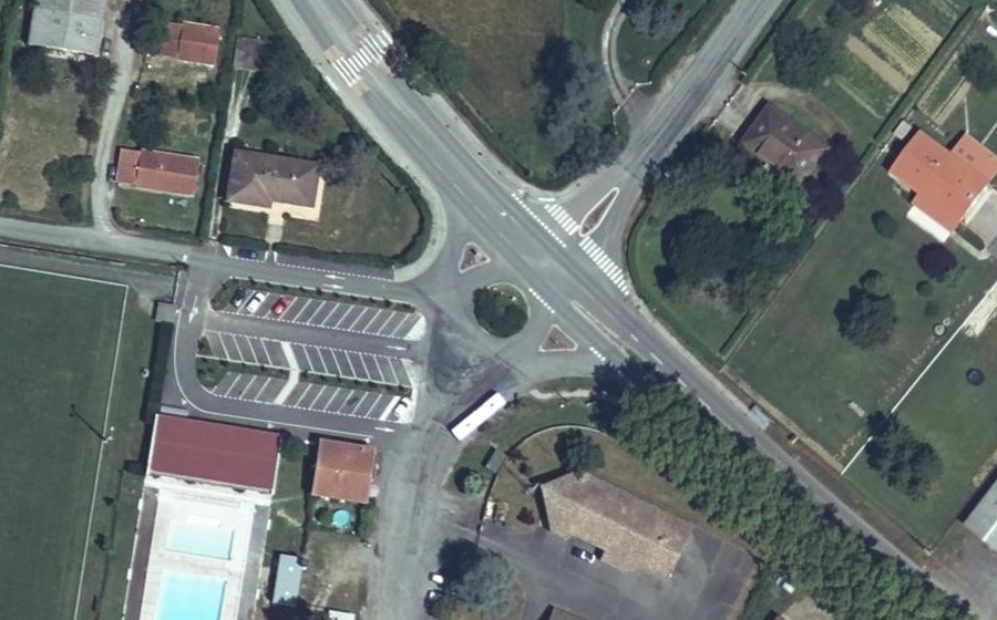 Vue aérienne du Rond-point anonyme n°958773272