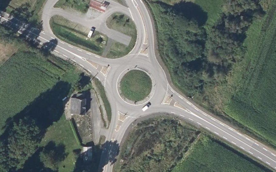 Vue aérienne du Rond-point anonyme n°958928862