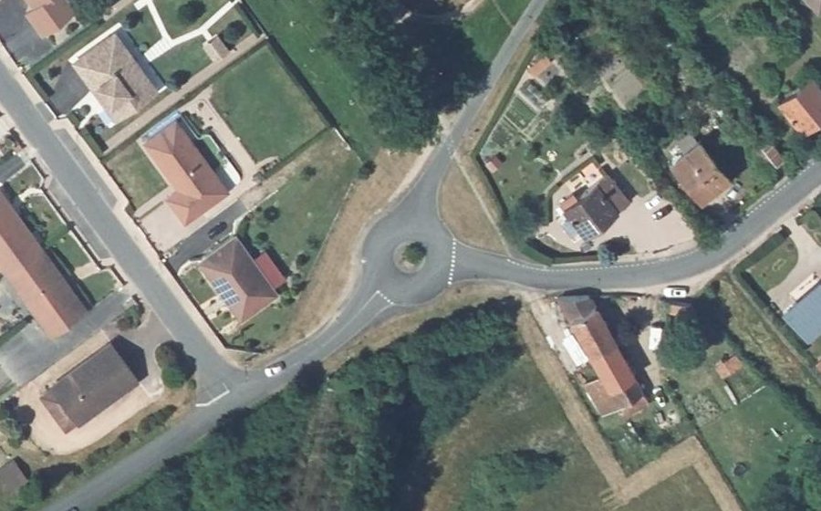 Vue aérienne du Rond-point anonyme n°95894034