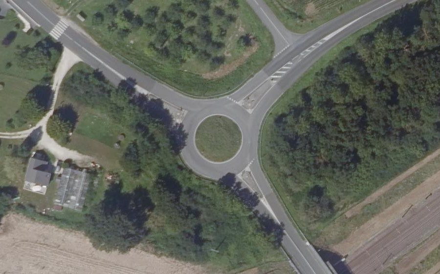 Vue aérienne du Rond-point anonyme n°95975289