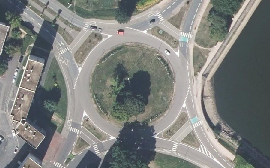 Vue aérienne du Rond-point anonyme n°96029882