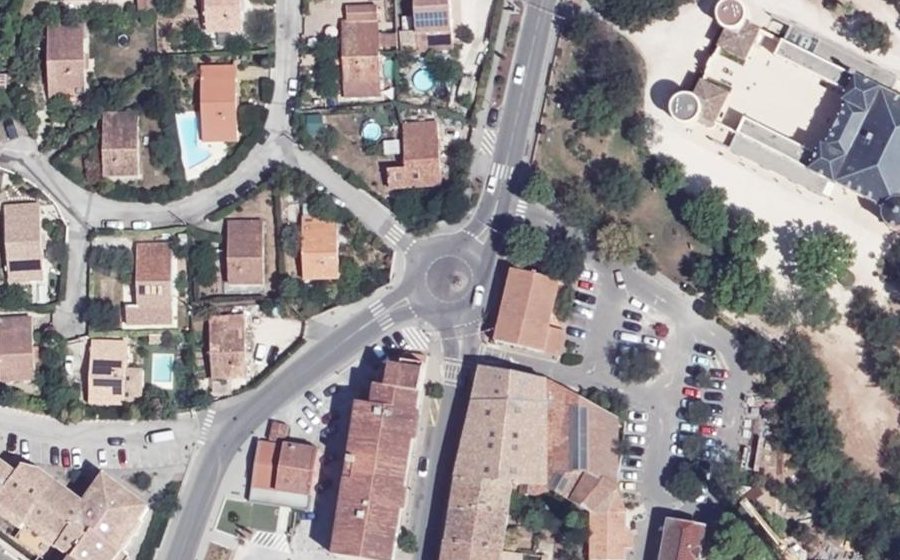 Vue aérienne du Rond-point anonyme n°960649343