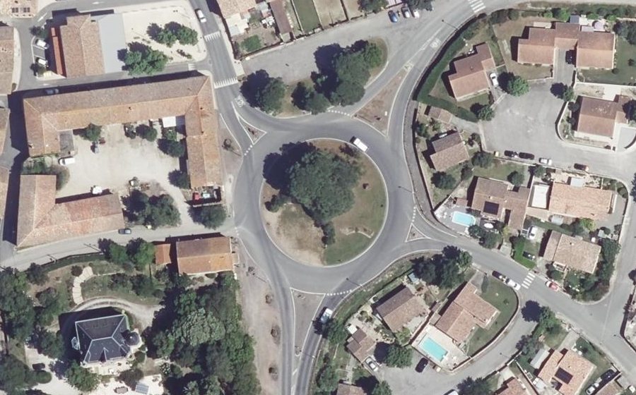 Vue aérienne du Rond-point anonyme n°96092977