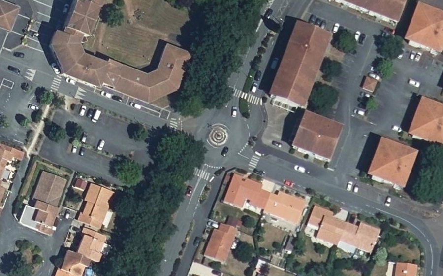 Vue aérienne du Rond-point anonyme n°96099304