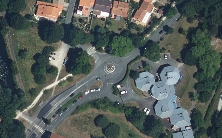 Vue aérienne du Rond-point anonyme n°96099312