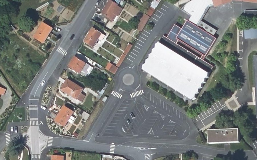 Vue aérienne du Rond-point anonyme n°961226676