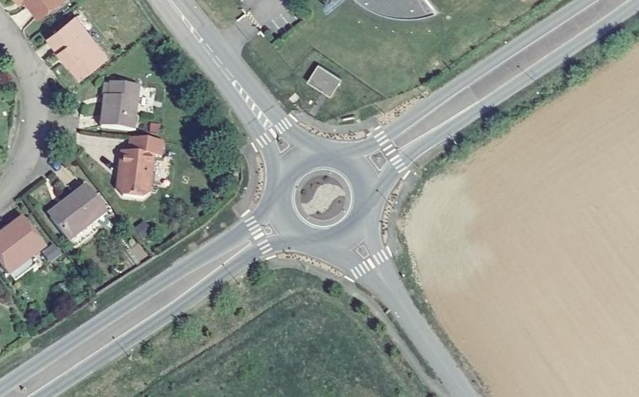 Vue aérienne du Rond-point anonyme n°96123759
