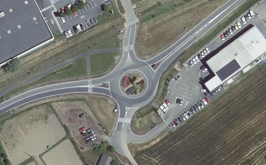 Vue aérienne du Rond-point anonyme n°96226583