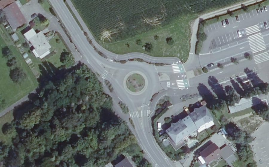 Vue aérienne du Rond-point anonyme n°96256732