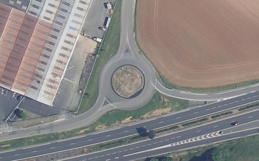 Vue aérienne du Rond-point anonyme n°96275894