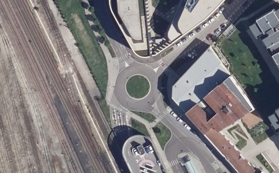 Vue aérienne du Rond-point anonyme n°962913190