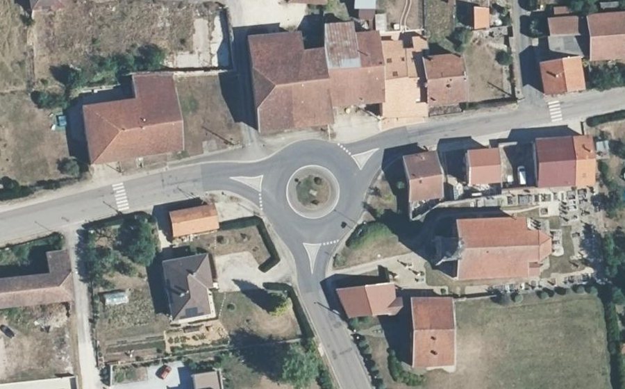 Vue aérienne du Rond-point anonyme n°96294475