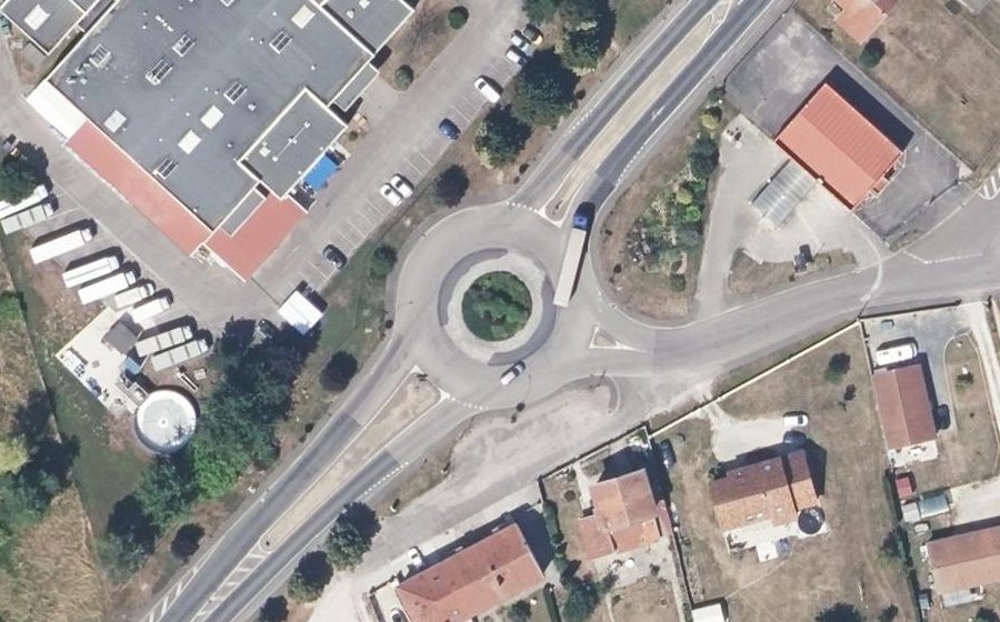 Vue aérienne du Rond-point anonyme n°96313205