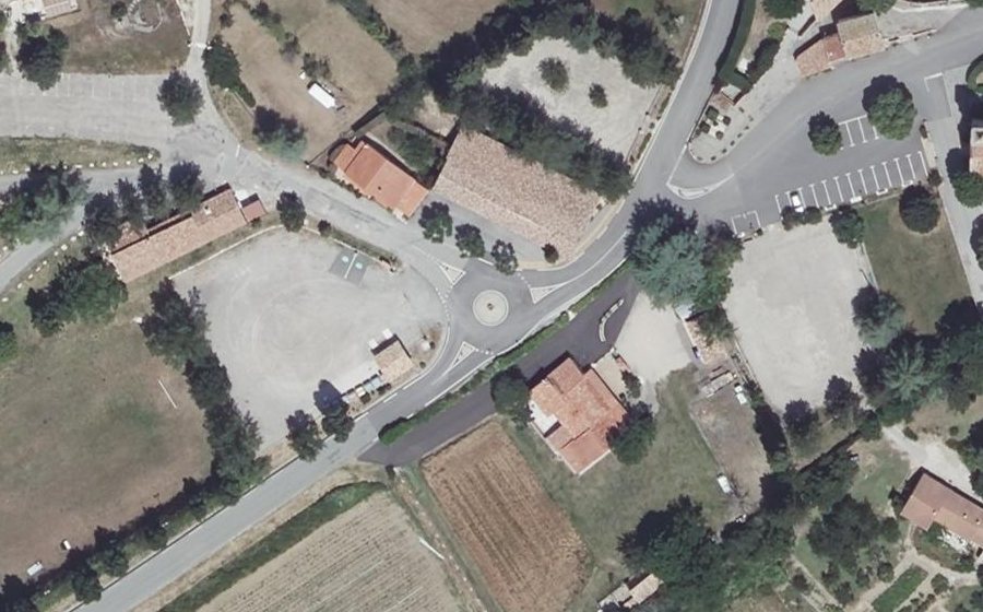 Vue aérienne du Rond-point anonyme n°96320126