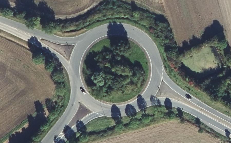 Vue aérienne du Rond-point anonyme n°96354794