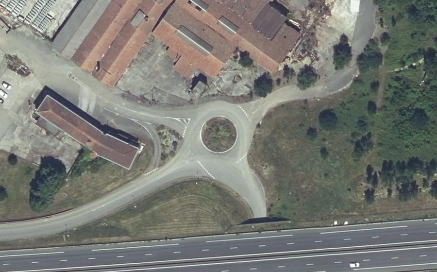 Vue aérienne du Rond-point anonyme n°963563226
