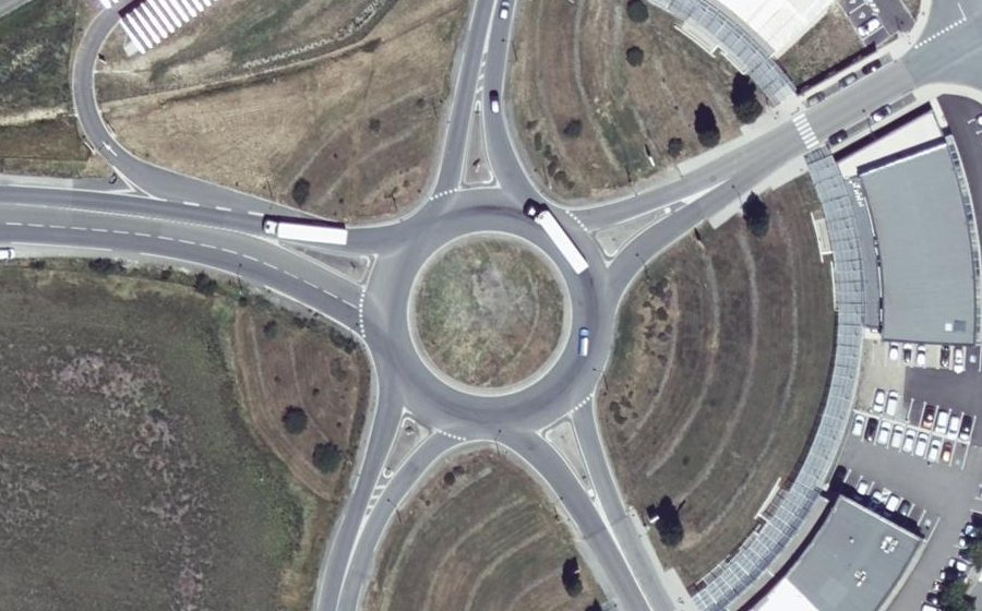 Vue aérienne du Rond-point anonyme n°96368025