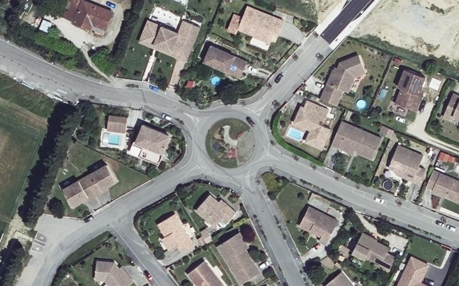 Vue aérienne du Rond-point anonyme n°96368711