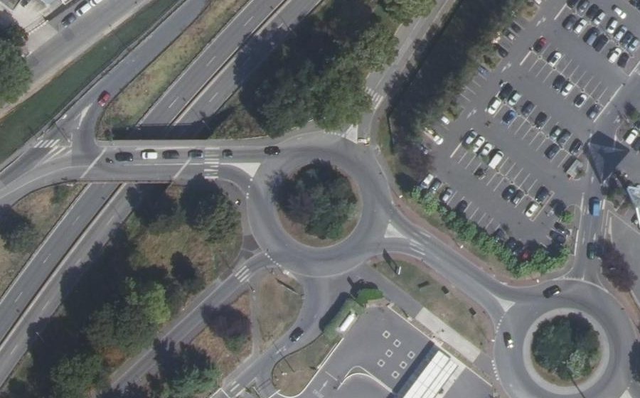Vue aérienne du Rond-point anonyme n°96393286