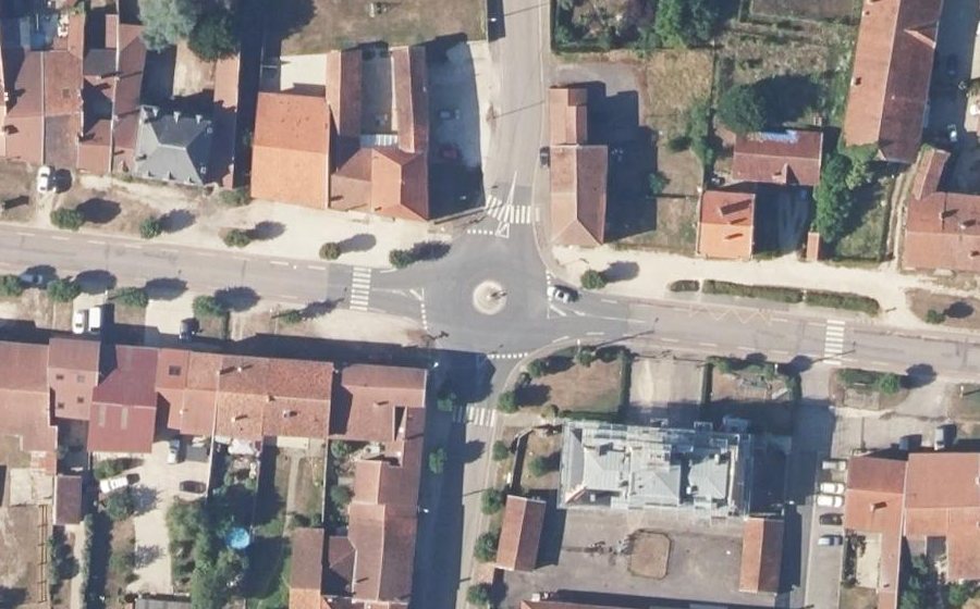 Vue aérienne du Rond-point anonyme n°96404930