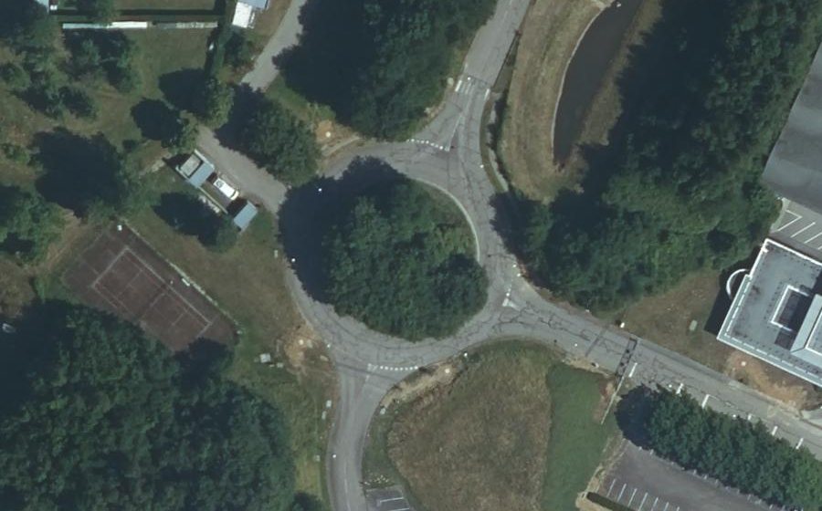 Vue aérienne du Rond-point anonyme n°96432667