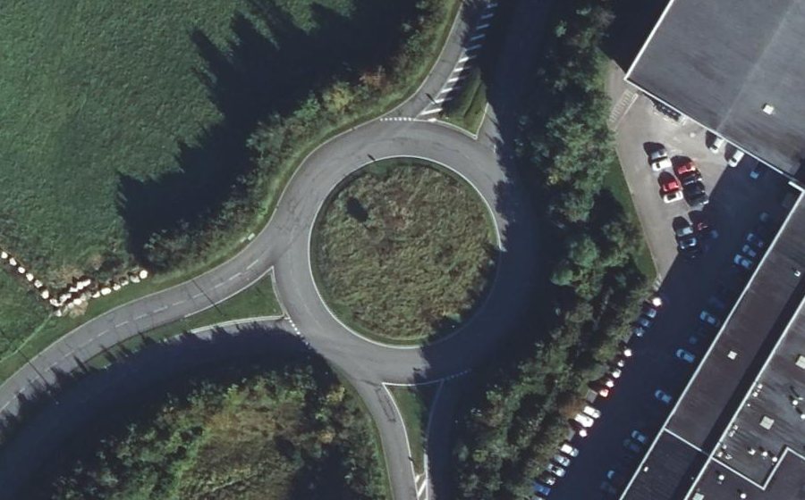 Vue aérienne du Rond-point anonyme n°96455615