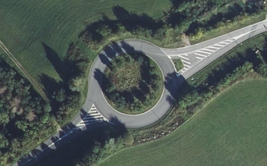 Vue aérienne du Rond-point anonyme n°96455625