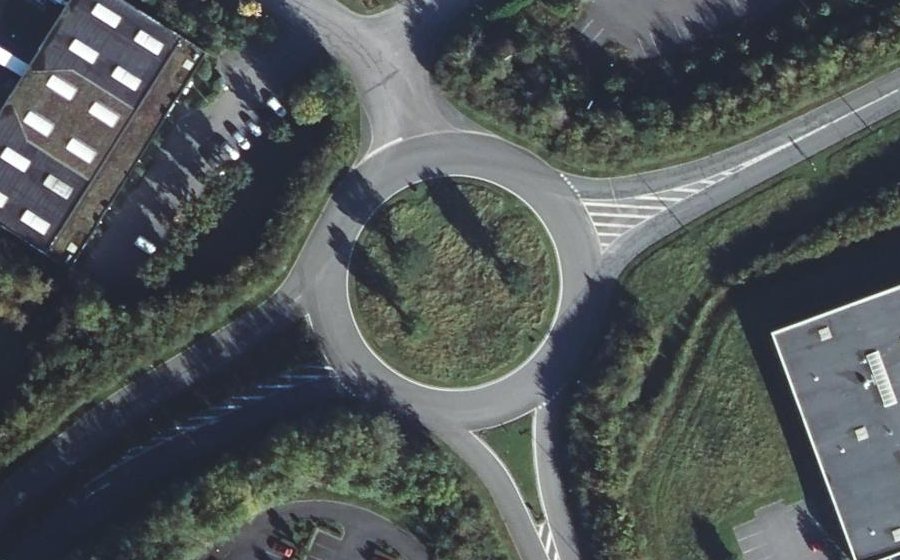 Vue aérienne du Rond-point anonyme n°96455627
