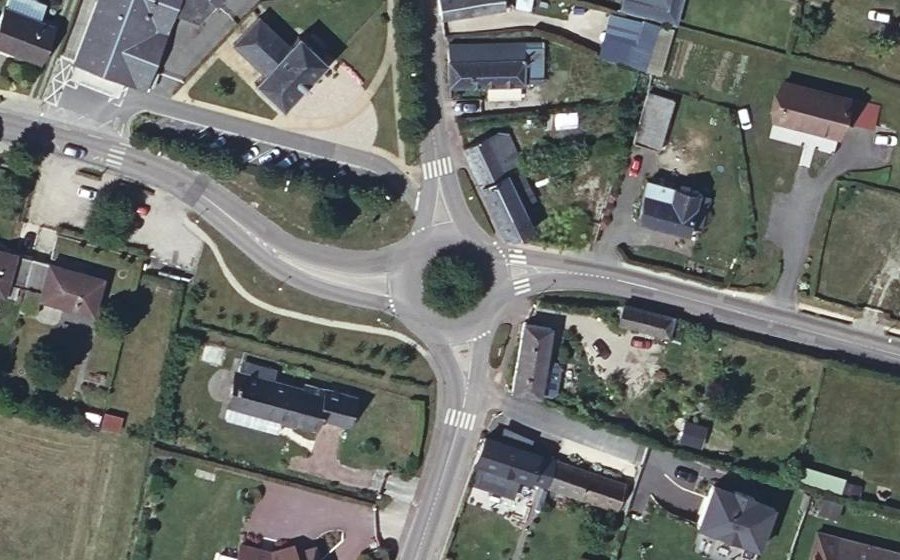 Vue aérienne du Rond-point anonyme n°96456429