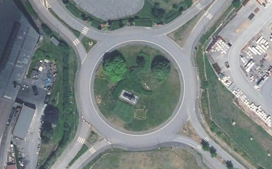 Vue aérienne du Rond-point anonyme n°96467123