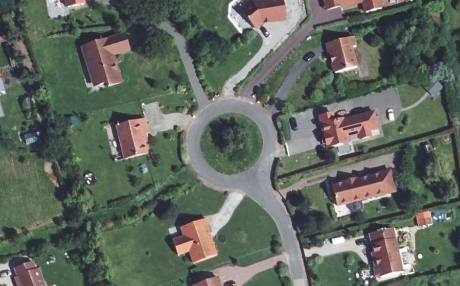 Vue aérienne du Rond-point anonyme n°96476700