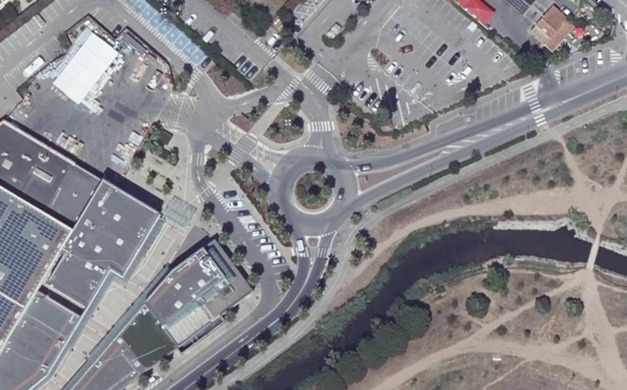 Vue aérienne du Rond-point anonyme n°96491301