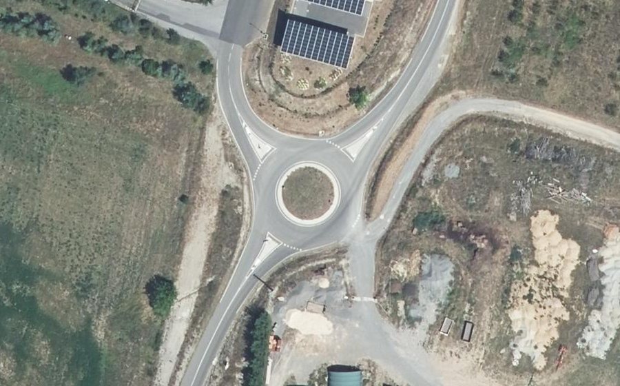 Vue aérienne du Rond-point anonyme n°965434388