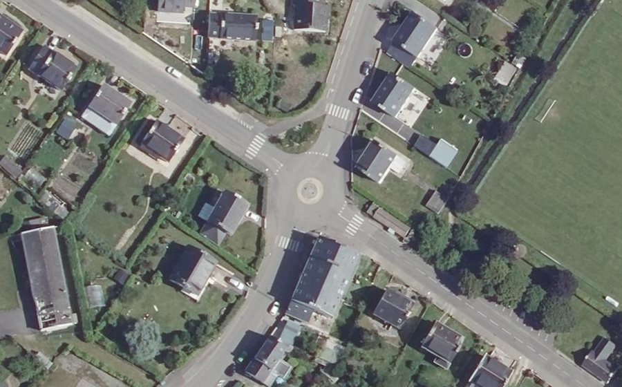 Vue aérienne du Rond-point anonyme n°96557443
