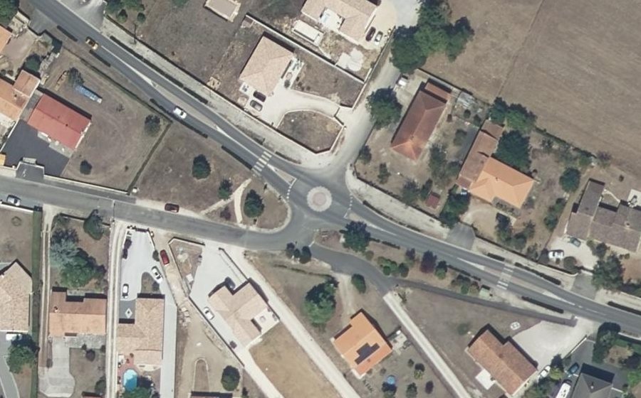 Vue aérienne du Rond-point anonyme n°965583193