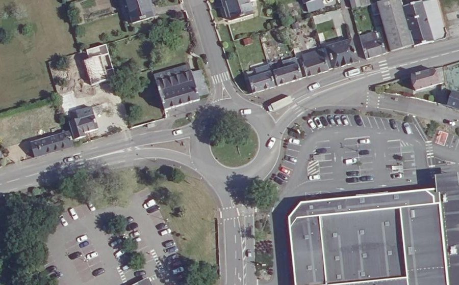 Vue aérienne du Rond-point anonyme n°96579129