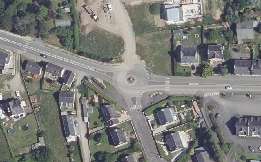 Vue aérienne du Rond-point anonyme n°96579173
