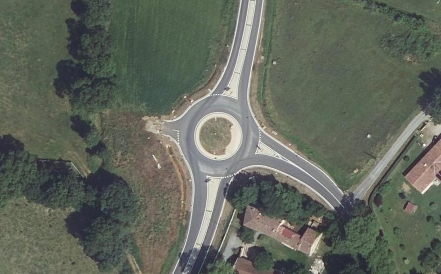 Vue aérienne du Rond-point anonyme n°965980608