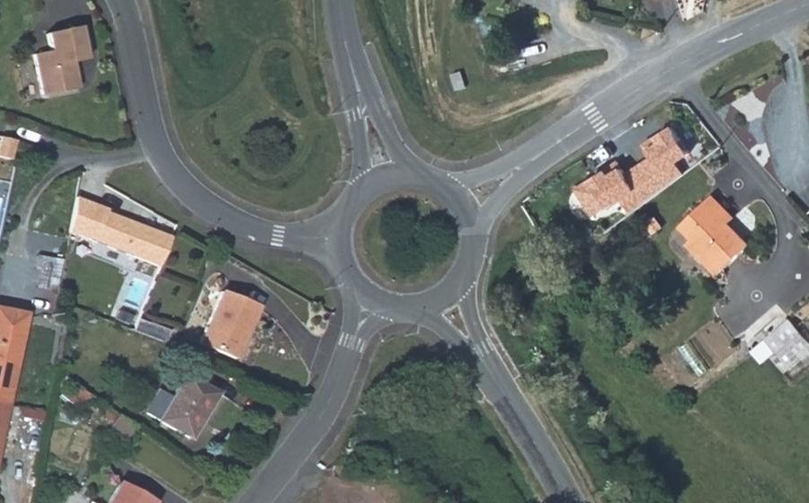 Vue aérienne du Rond-point anonyme n°96616706