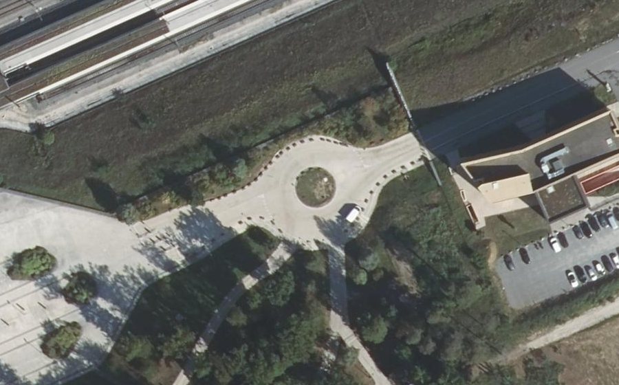 Vue aérienne du Rond-point anonyme n°966299163