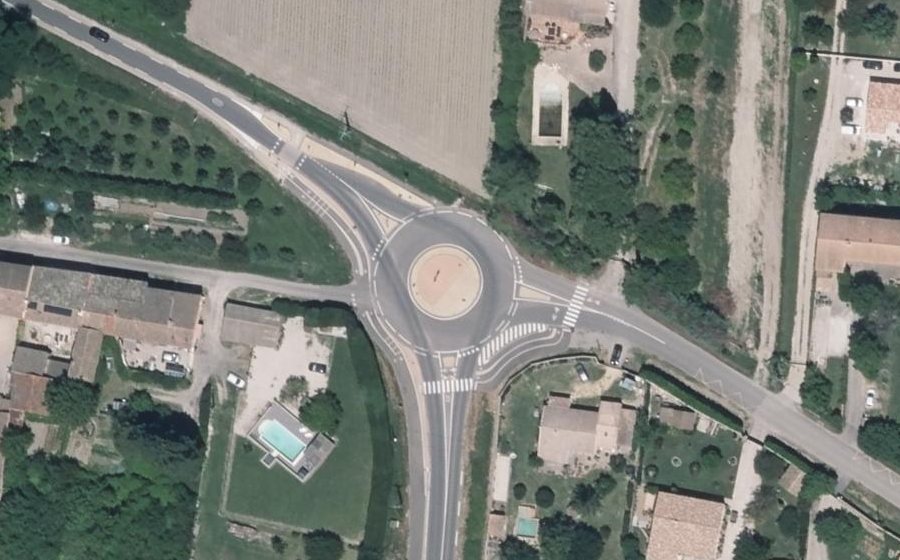 Vue aérienne du Rond-point anonyme n°966316512