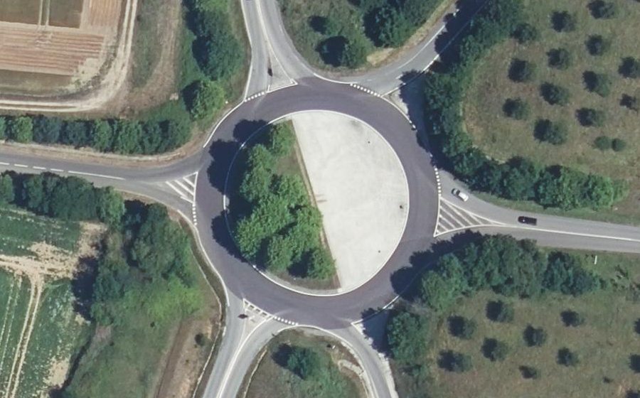Vue aérienne du Rond-point anonyme n°96651740