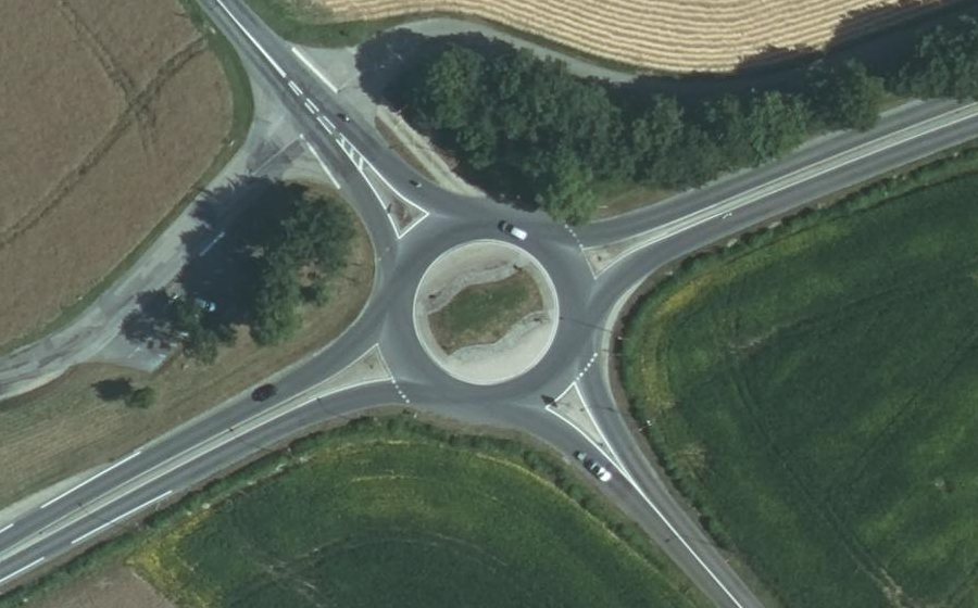 Vue aérienne du Rond-point anonyme n°96652961