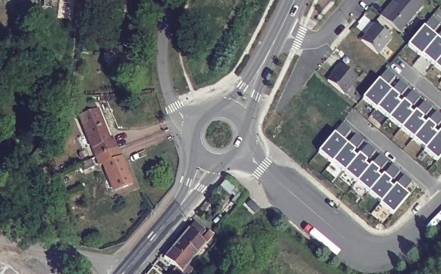 Vue aérienne du Rond-point anonyme n°966801326