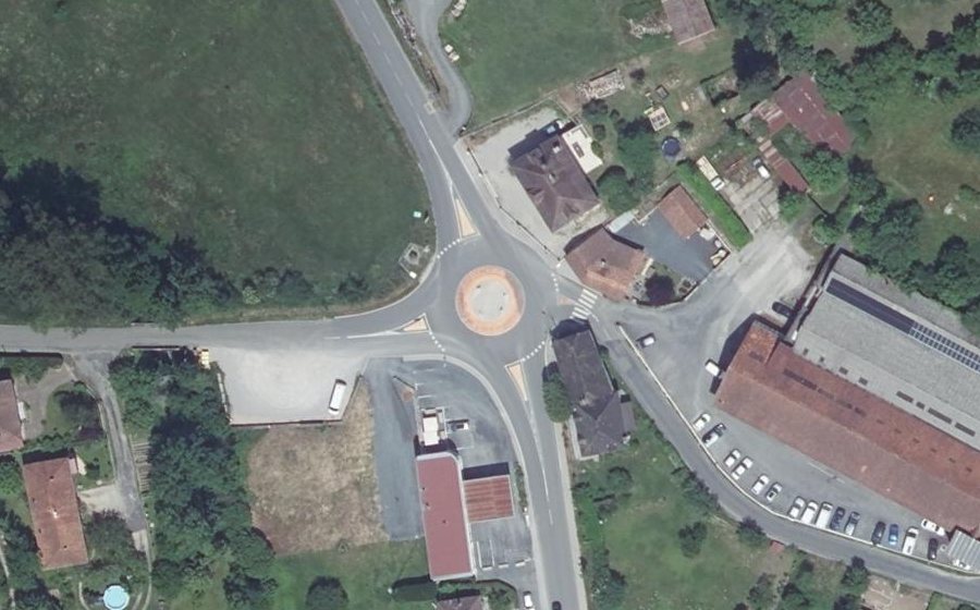 Vue aérienne du Rond-point anonyme n°966849452