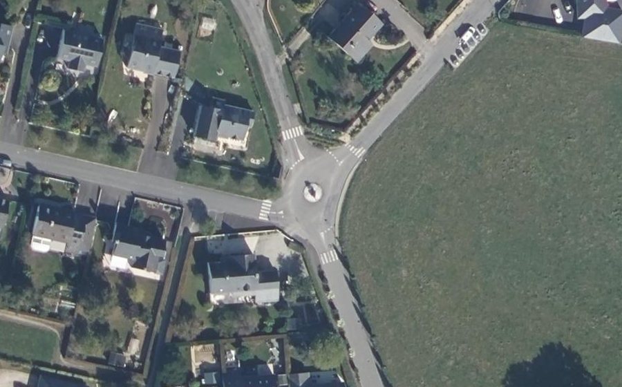 Vue aérienne du Rond-point anonyme n°96689709