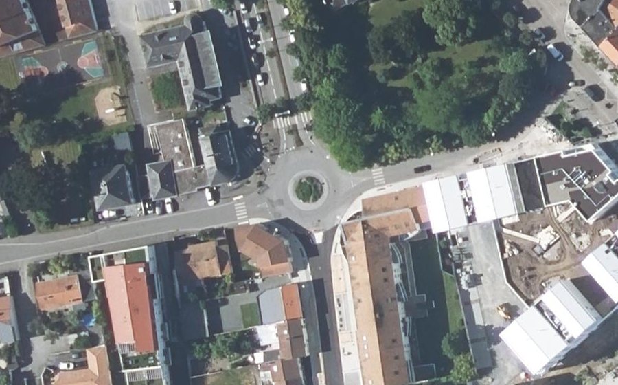 Vue aérienne du Rond-point anonyme n°96693298