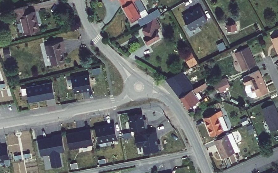 Vue aérienne du Rond-point anonyme n°966966204